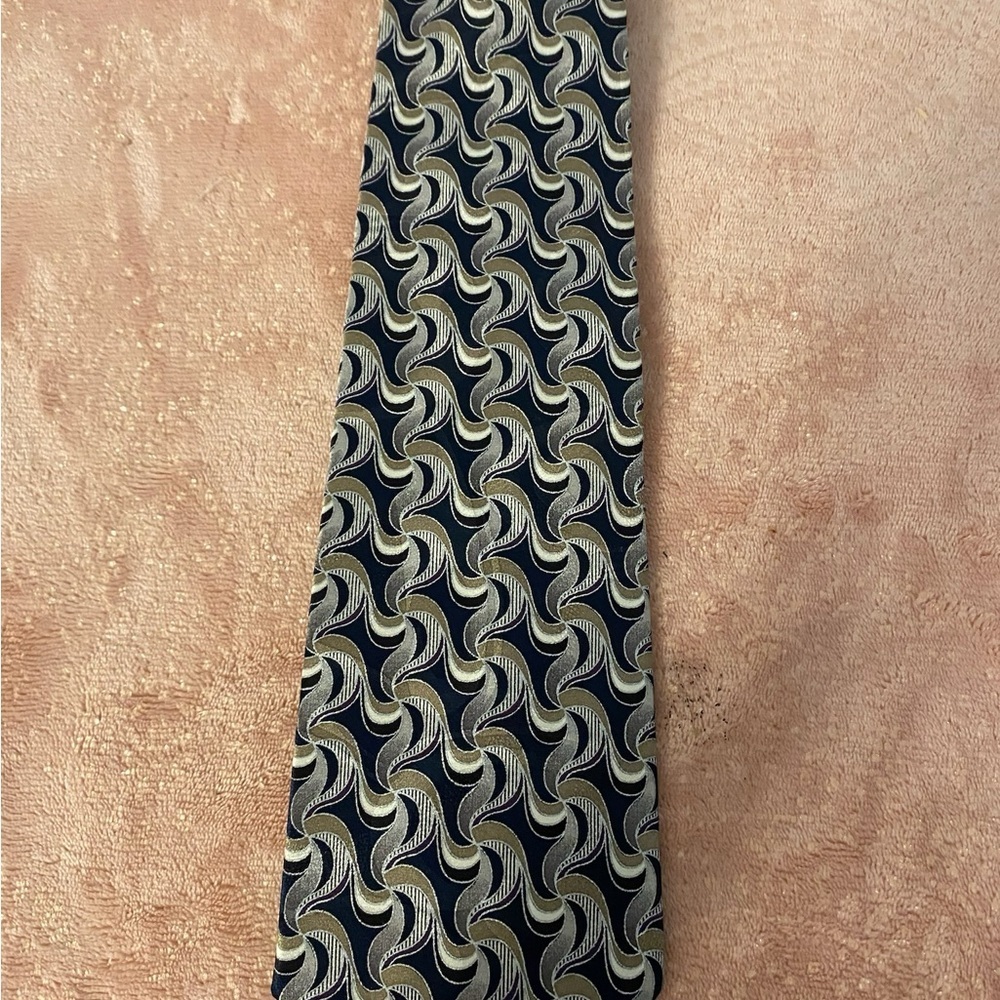Elegant Black and Gold Patterned Tie - Picture 3 of 7